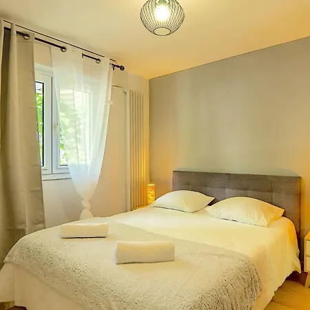 100 Geneve Joli T2 Avec Place De Parking Privee *